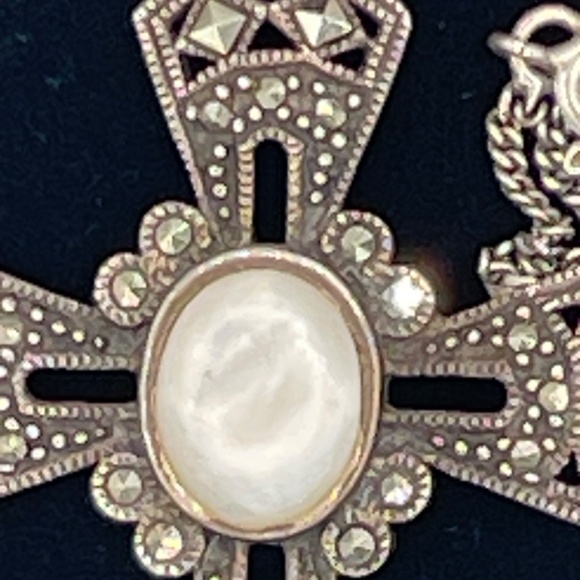 925 STERLING SILVER MOTHER OF PEARL & MARCASITES CROSS PENDANT - Picture 6 of 9